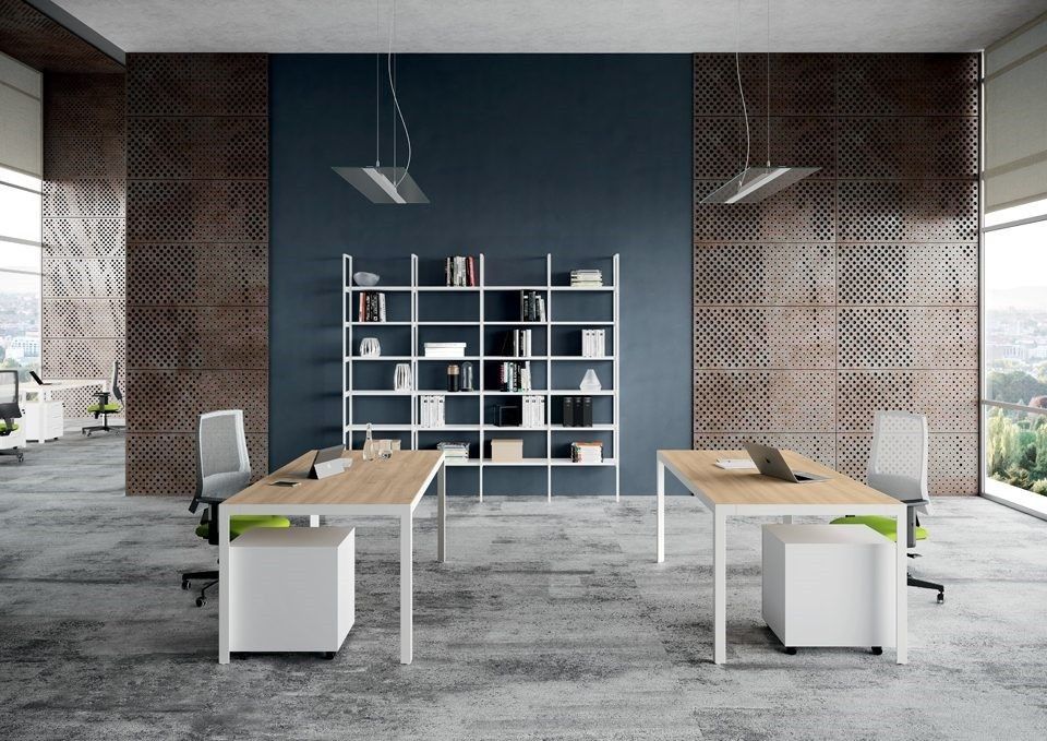 Ufficio moderno con due scrivanie in legno, cubi contenitori bianchi e sedie di fronte a una parete con libreria blu scuro.