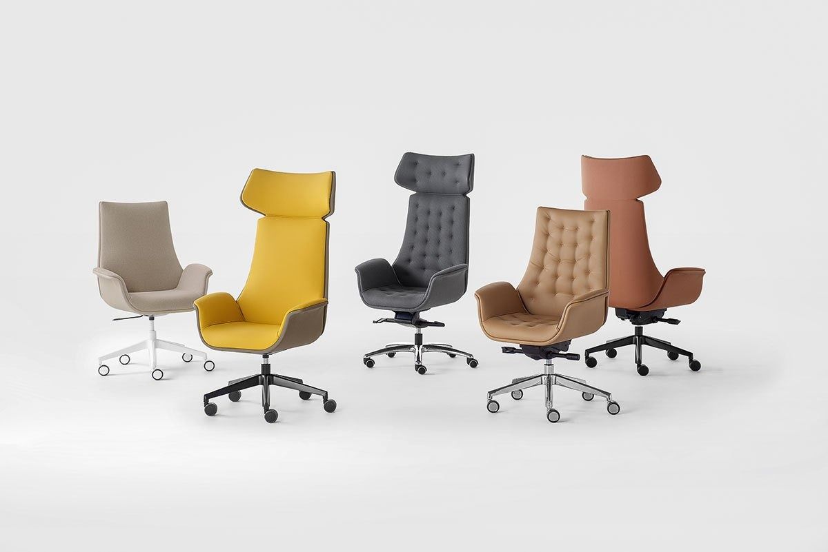 Cinque sedie da ufficio di diversi colori e stili, disposte su uno sfondo bianco uniforme.