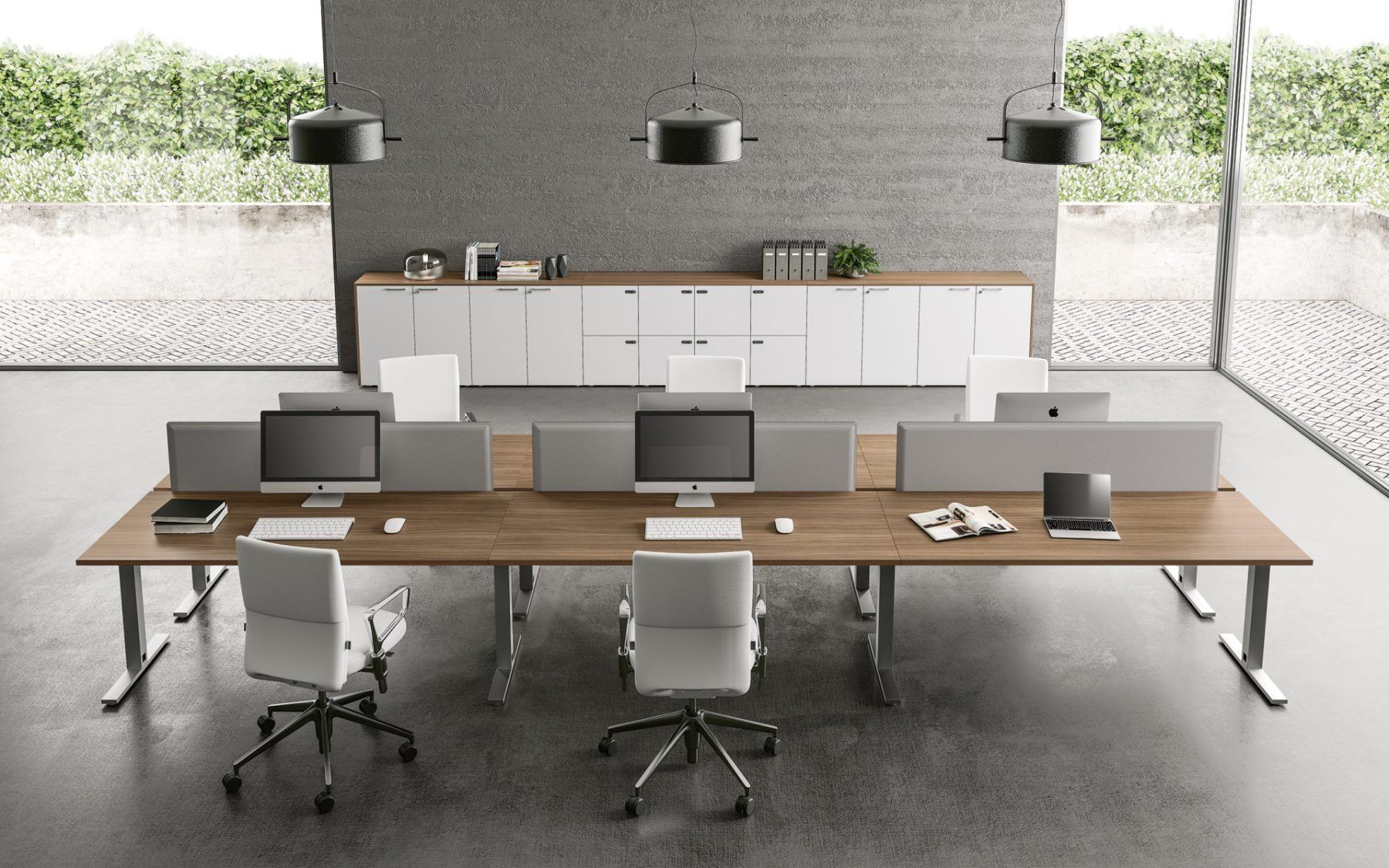 Spazio ufficio moderno caratterizzato da una lunga scrivania in legno con tre postazioni di lavoro, divisori grigi per la privacy e sedie bianche con rotelle.