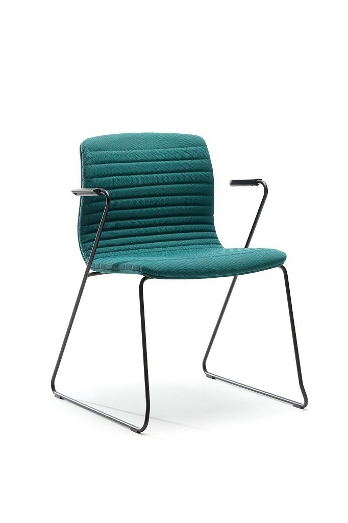 Sedia da pranzo imbottita color verde acqua con struttura a coste, braccioli in metallo nero e base a slitta su sfondo bianco.