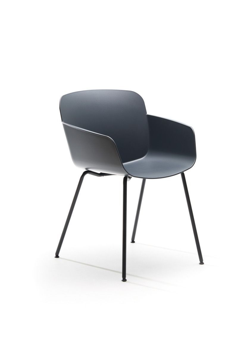 Una poltrona moderna, di colore grigio scuro, con struttura a guscio sagomato e sottili gambe in metallo nero su sfondo bianco.