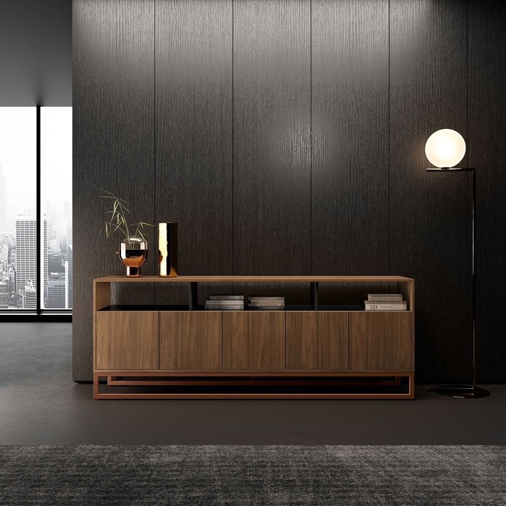 Una moderna consolle in legno con ante è addossata a una parete rivestita di pannelli scuri, accanto a una lampada da terra a forma di globo dalla luce soffusa.