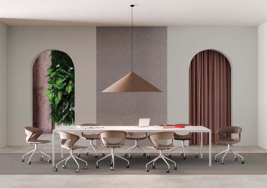 Una sala riunioni minimalista con un lungo tavolo bianco, sedie abbinate e una grande lampada a sospensione a forma di cono tra due archi.