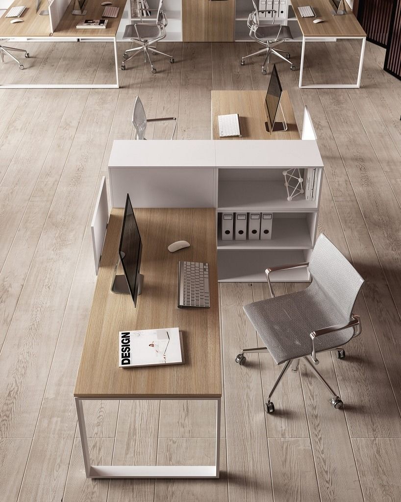 Spazio di lavoro moderno per ufficio, caratterizzato da scrivanie con finitura effetto legno e struttura bianca, sedie ergonomiche e scaffalature integrate.