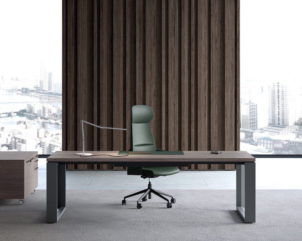 Un ufficio minimalista con scrivania e sedia ergonomica verde di fronte a una parete scura e verticale rivestita in legno, con vista sulla città.