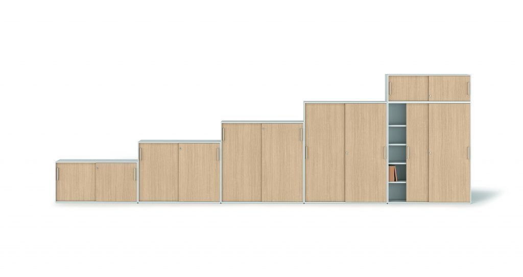 Moduli contenitori in legno disposti a scala con altezze crescenti su sfondo bianco.