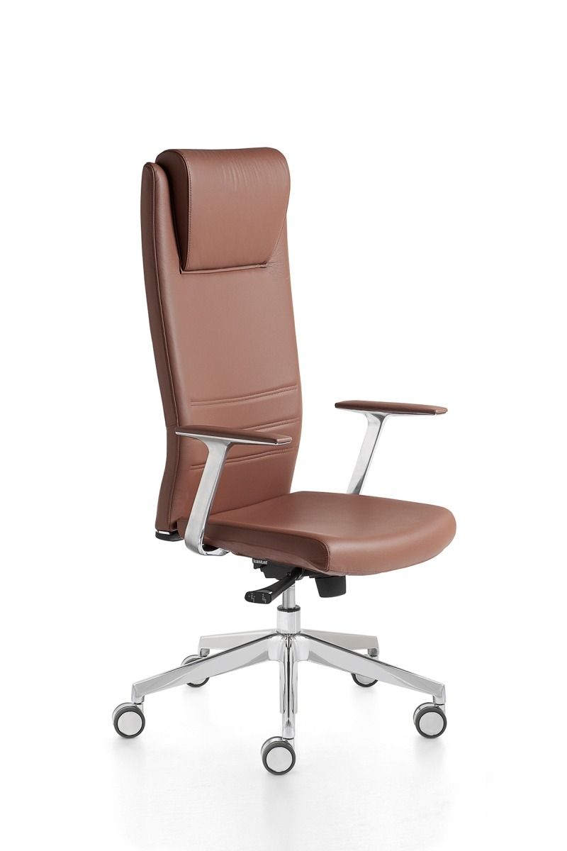 Una sedia da ufficio ergonomica marrone con schienale alto, braccioli in metallo, base a cinque razze con ruote e poggiatesta.