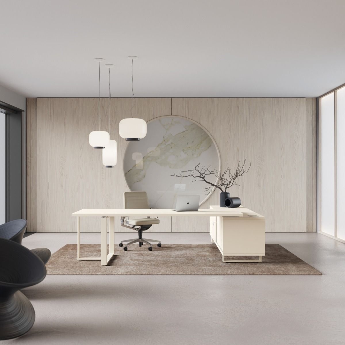 Un ufficio domestico minimalista con scrivania in legno chiaro, sedia ergonomica e lampade a sospensione, il tutto incorniciato da un'opera d'arte circolare sulla parete.