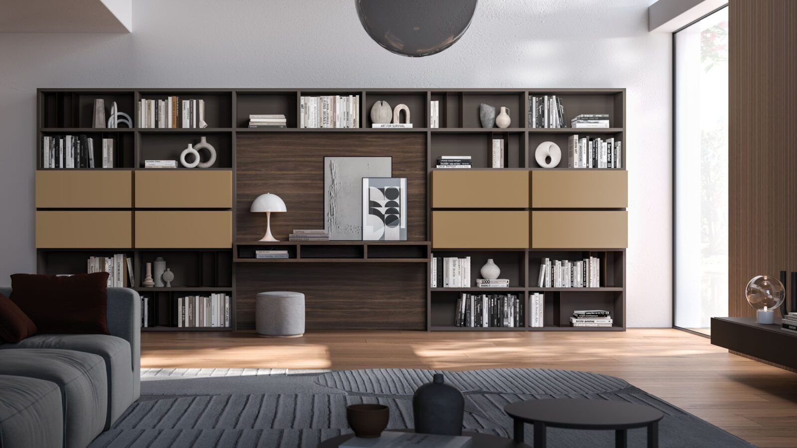 Un soggiorno moderno con un'ampia libreria in legno scuro che include una scrivania integrata, oggetti decorativi e libri.
