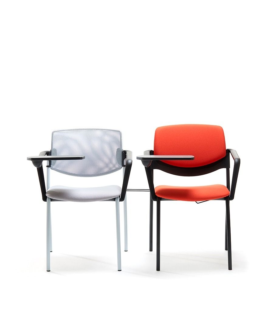 Due sedie da ufficio con tavoletta per scrivere, una con schienale e sedile in rete grigia e l'altra con sedile imbottito arancione.