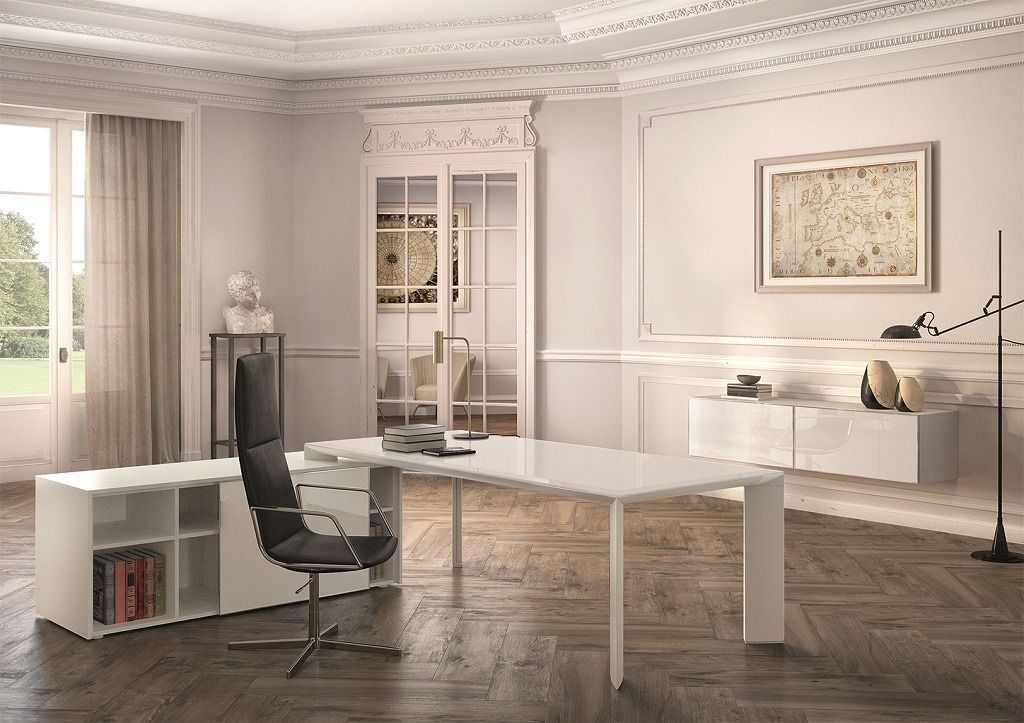 Una moderna scrivania bianca con sedia ergonomica nera in una stanza luminosa in stile classico con pavimento in legno.