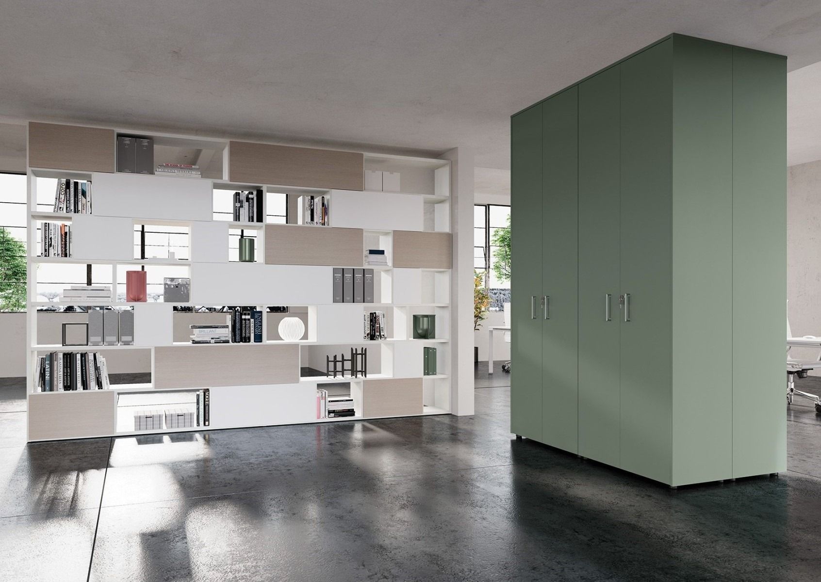 Un moderno interno d'ufficio caratterizzato da un grande armadio contenitore verde salvia accanto a una scaffalatura geometrica aperta bianca e beige.