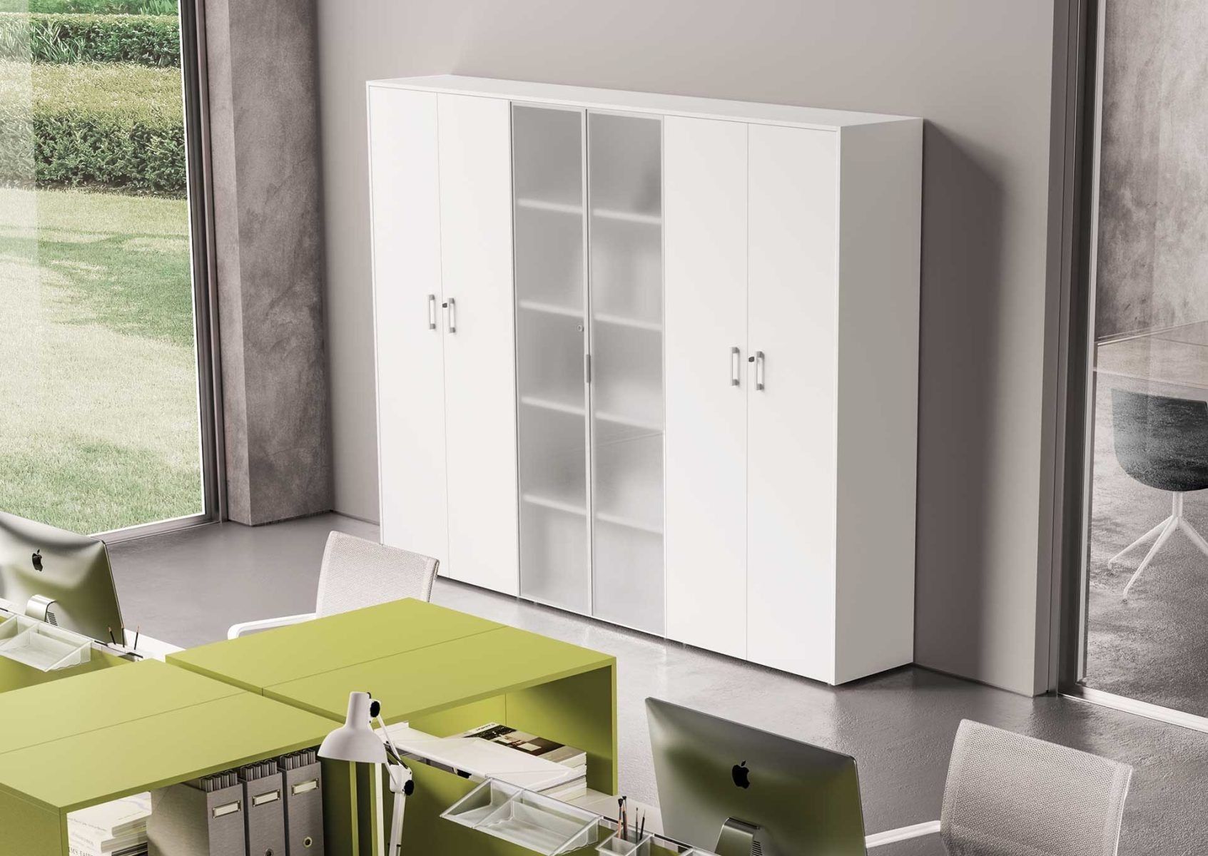 Un armadio bianco con ante centrali in vetro satinato, situato in un ufficio moderno con scrivanie e computer.