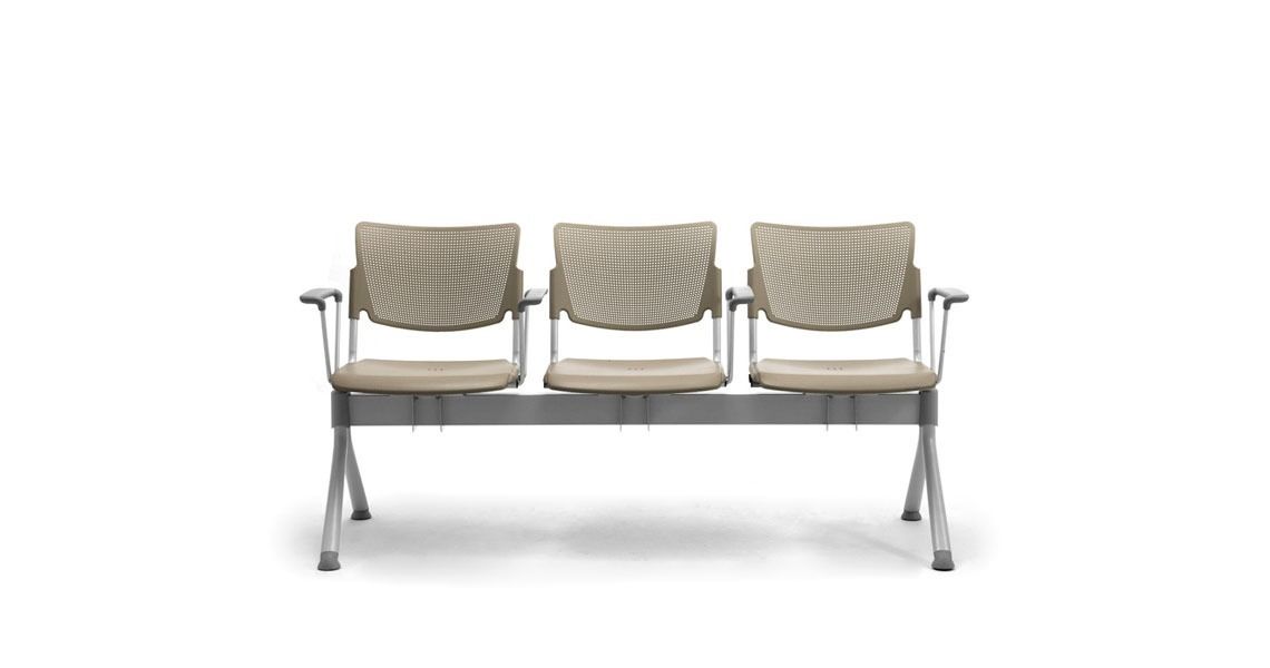 Una panchina d'attesa a tre posti con schienali e sedute beige testurizzati, sorretta da una struttura in metallo grigio.