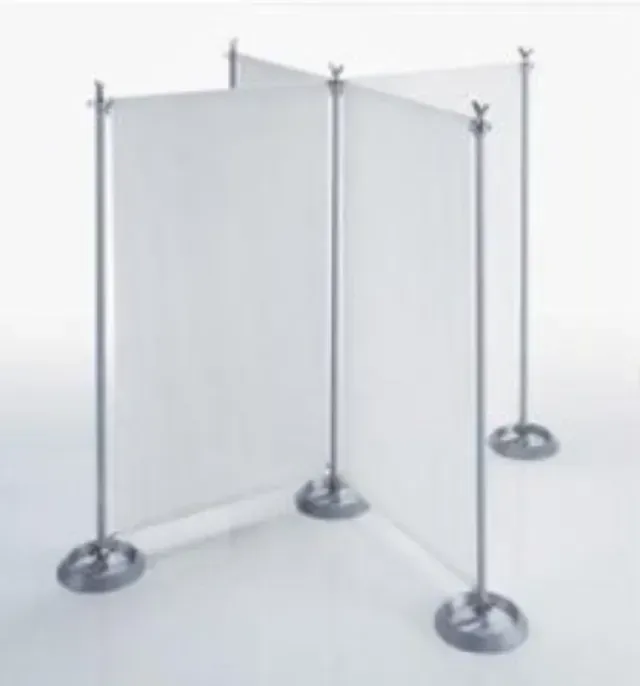 Un divisorio bianco a quattro pannelli a forma di croce, sorretto da pali in metallo argentato e basi circolari su sfondo bianco.