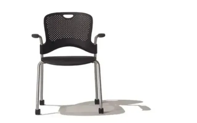 Una sedia impilabile moderna, nera e grigia, con schienale perforato e gambe in metallo argentato su sfondo bianco.