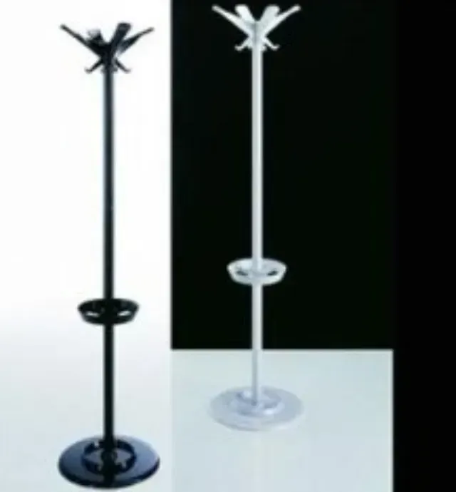 Due appendiabiti verticali con portaombrelli, uno nero e uno bianco, esposti su uno sfondo diviso in bianco e nero.