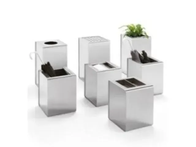 Una collezione di contenitori modulari cubici color argento, dotati di vari inserti superiori utilizzabili come cestini, fioriere o portaoggetti.