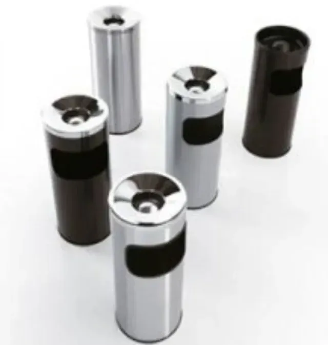 Cinque posacenere cilindrici a colonna con contenitori per i rifiuti, disposti su una superficie bianca con finiture argento, cromo e nero.