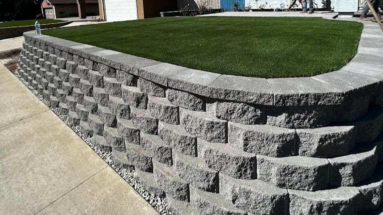 Artificial turf lawn with curved edges for a modern front yard