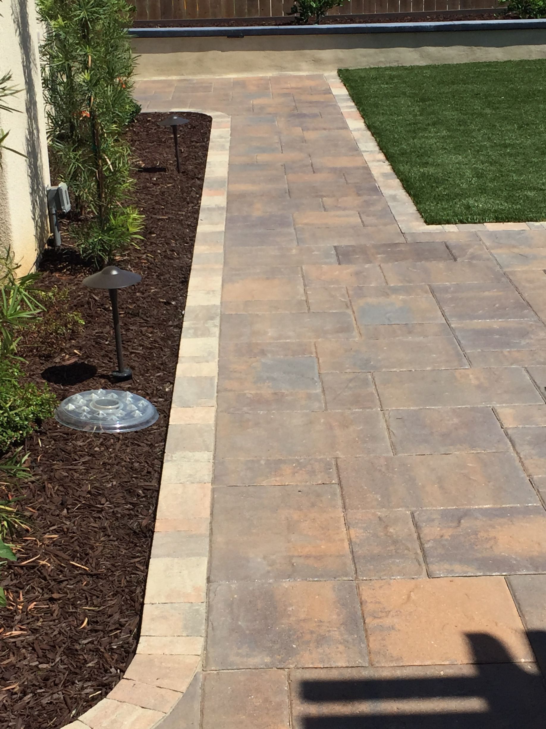 Fresh mulch added to San Diego garden beds for winter plant protection