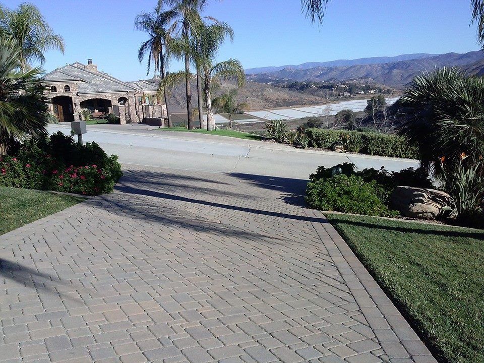 Front house pavers driveway designed and installed by pavers specialists in San Diego