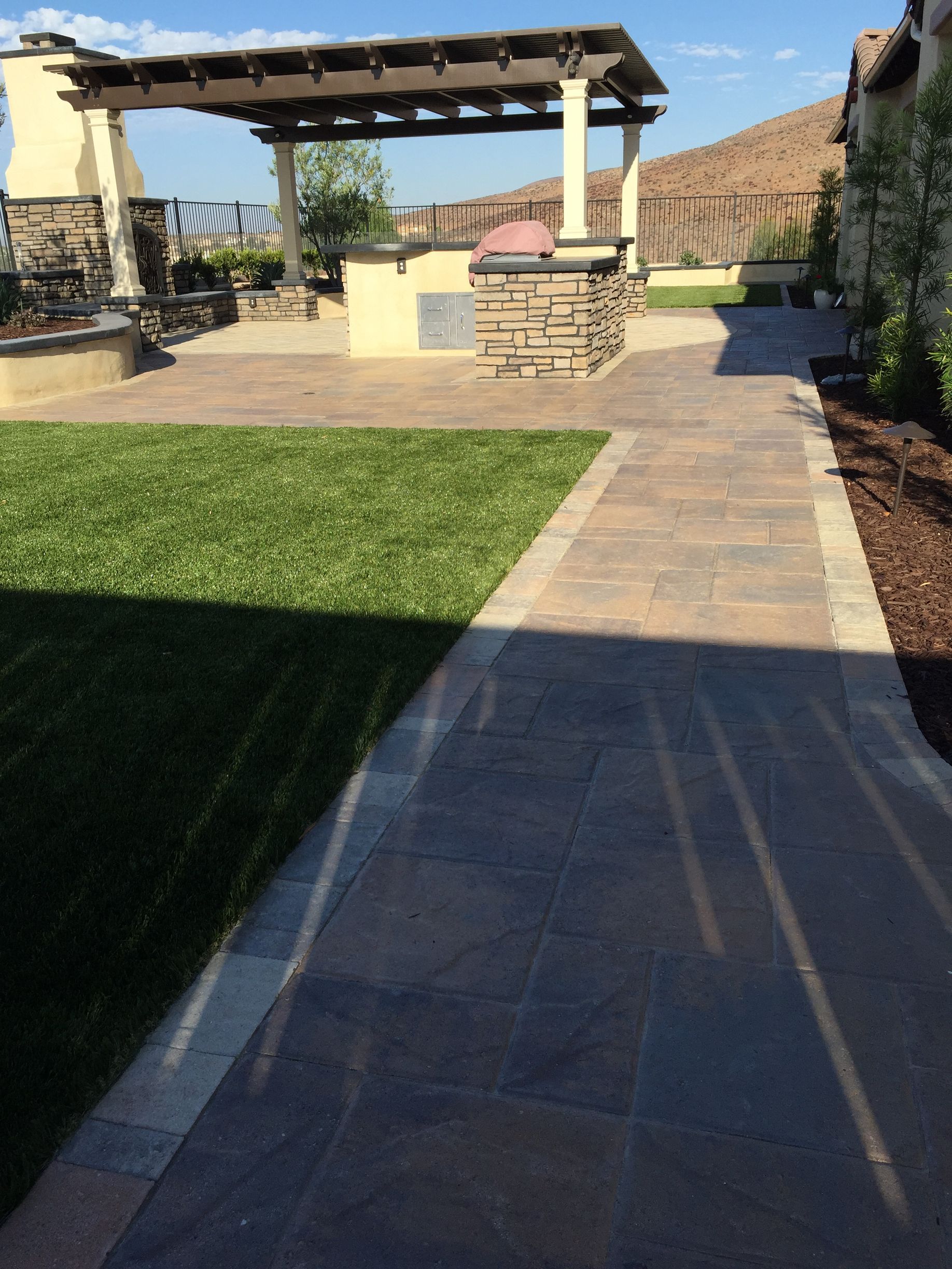 Turf and stone accents blending softscape and hardscape elements