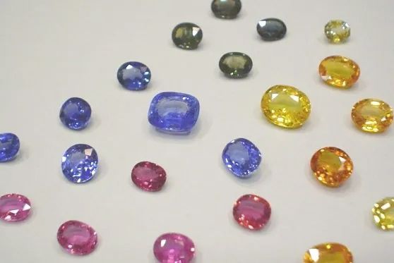 Un mucchio di pietre di diversi colori su una superficie bianca