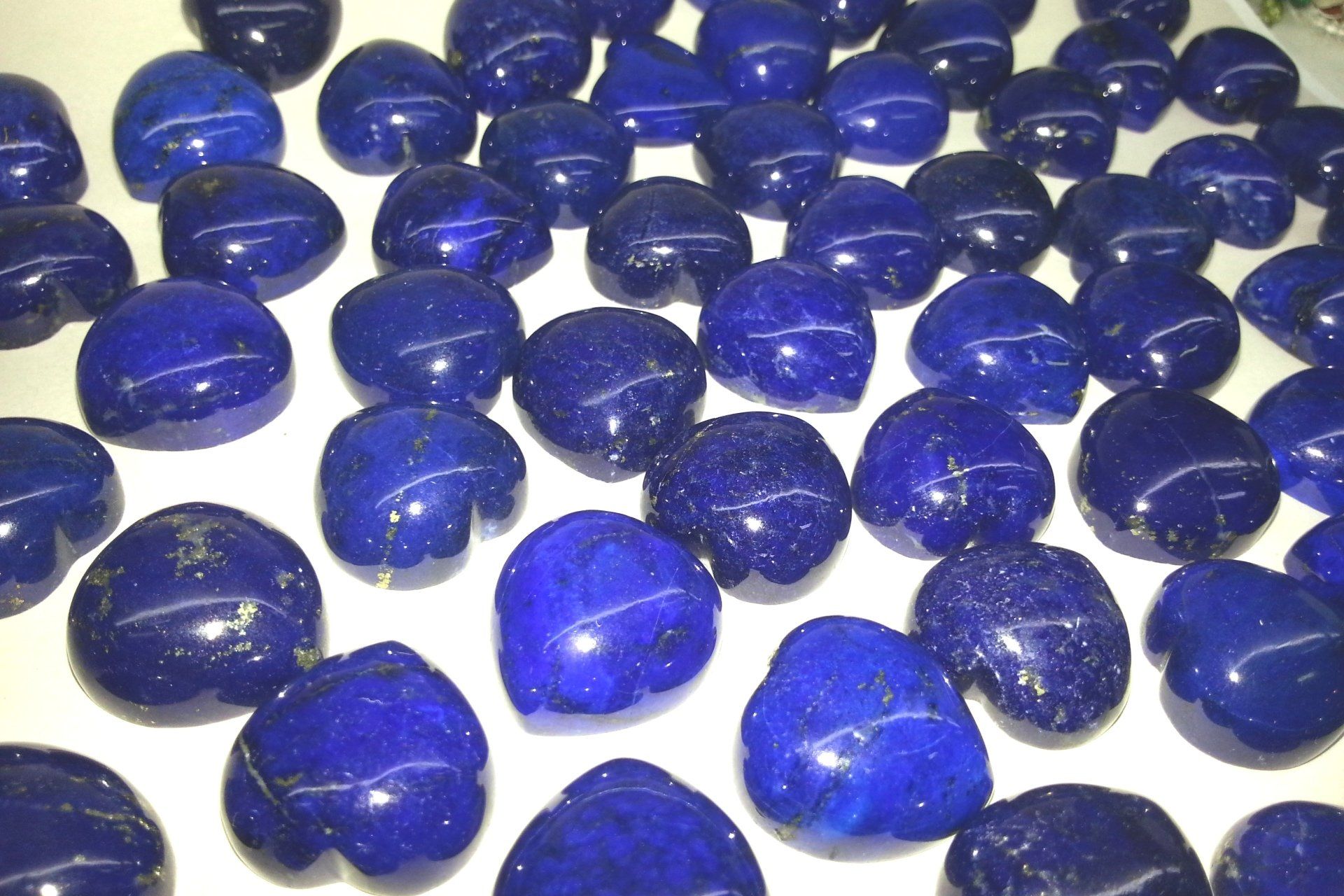 Un mucchio di lapislazzuli su una superficie bianca