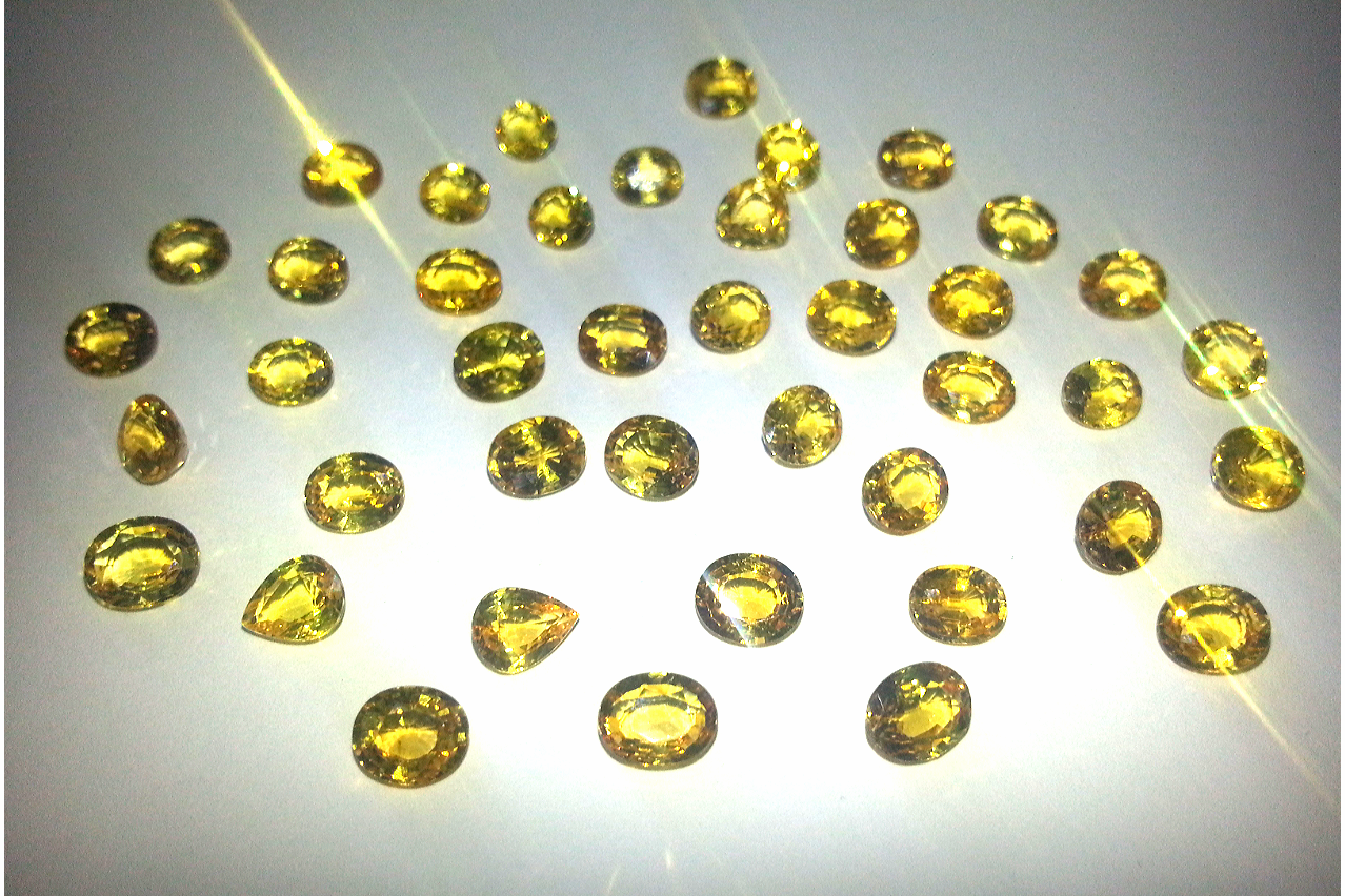 Un mucchio di pietre gialle su una superficie bianca