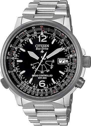 Un orologio Citizen argento e nero con cinturino in acciaio inossidabile.