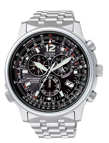 Un orologio Citizen argentato e nero con cinturino in acciaio inossidabile su sfondo bianco.