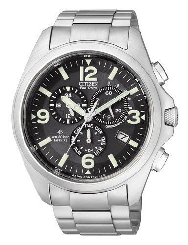 Un orologio Citizen in argento con quadrante nero e cinturino in acciaio inossidabile.