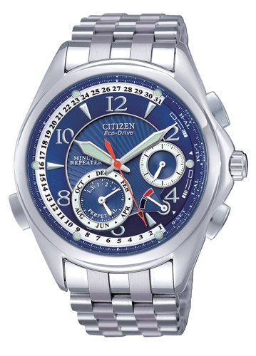 Un orologio Citizen argento e blu con cinturino in acciaio inossidabile su sfondo bianco.