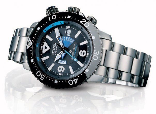 Un orologio Citizen in argento con quadrante nero