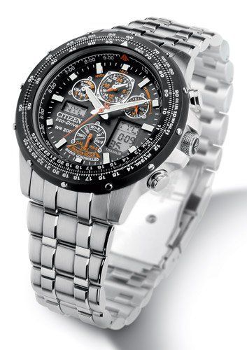 Un orologio Citizen in argento e nero con cinturino in acciaio inossidabile