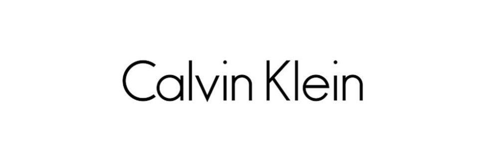 Il logo di Calvin Klein è su sfondo bianco.