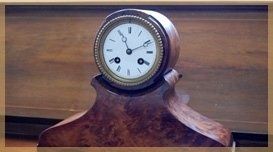 Un orologio di legno con le lancette sui numeri 1 e 9
