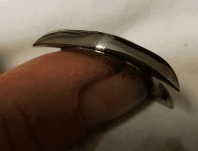 Un primo piano del dito di una persona con un anello