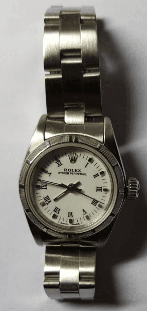 Un orologio rolex d'argento è appoggiato su una superficie bianca