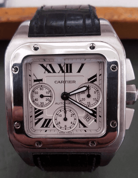 Un orologio Cartier in argento con cinturino nero