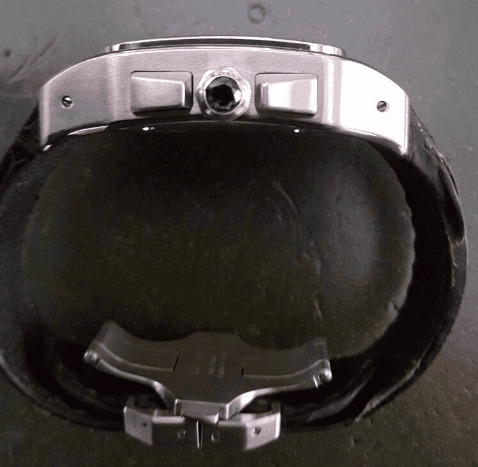 Un orologio in acciaio inossidabile con cinturino in pelle nera