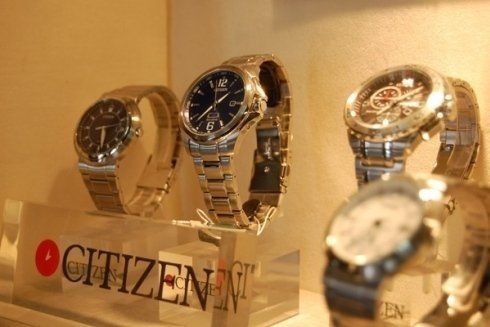 Tre orologi Citizen sono esposti in un negozio