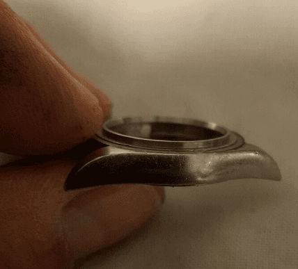 Una persona tiene in mano la cassa di un orologio.