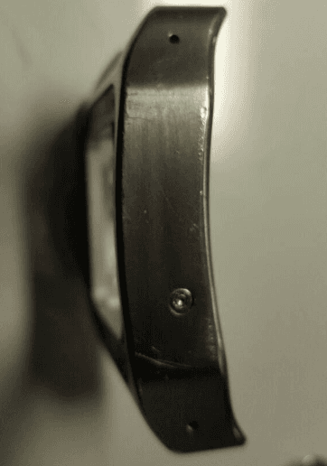 Un primo piano di un oggetto metallico con dei buchi