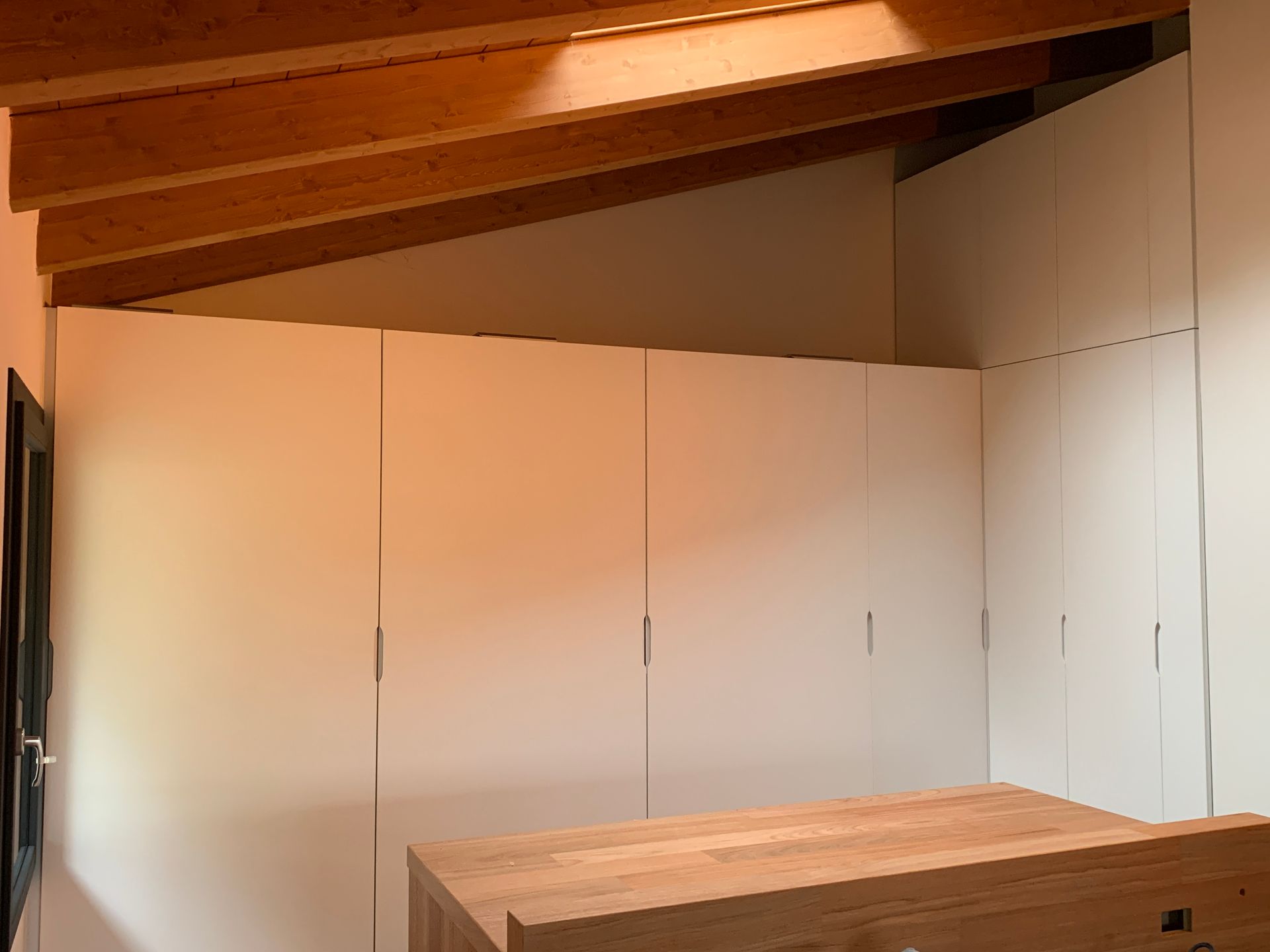 lavoro di lucidatura e laccatura di mobili a Bologna