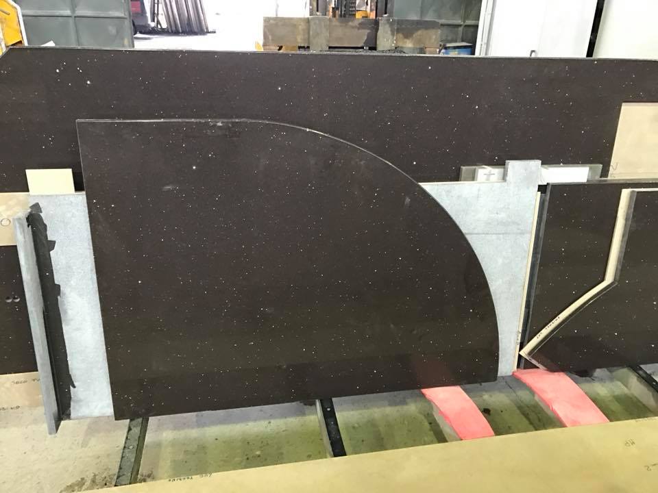 Arredamento in quarzo stardust marrone