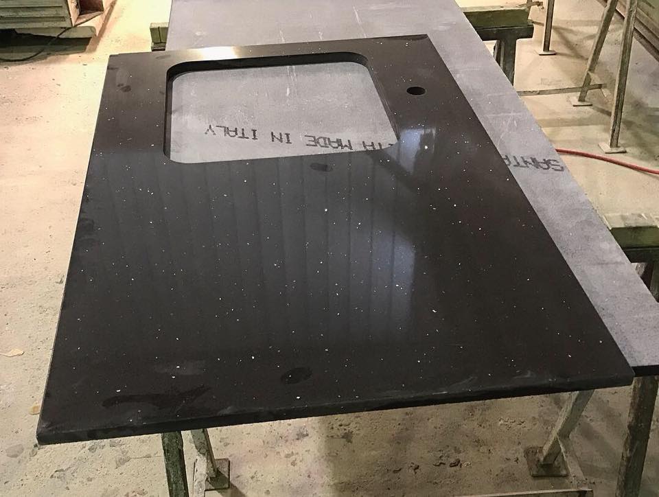 Arredamento in quarzo stardust marrone