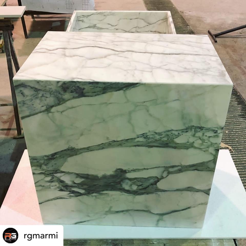 Arredamento in marmo bianco arabescato carrara