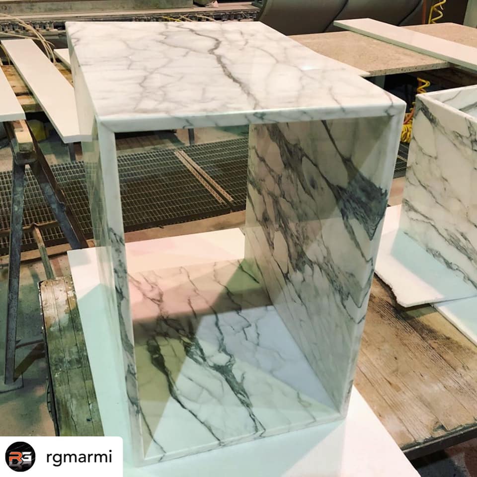 Arredamento in marmo bianco arabescato carrara